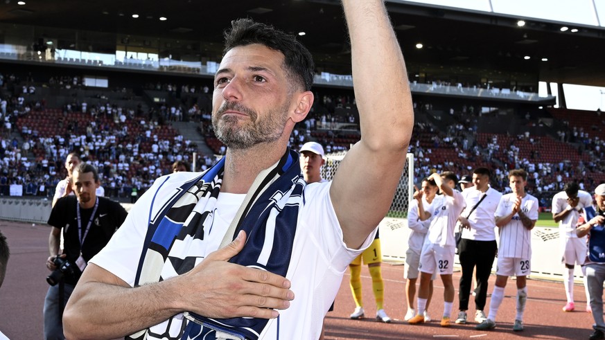 Der Zuerche Blerim Dzemaili mit seinem Sohn Juan beim Fussballspiel der Super League FC Zuerich gegen den FC Lugano im Stadion Letzigrund in Zuerich am Montag, 29. Mai 2023. (KEYSTONE/Walter Bieri)