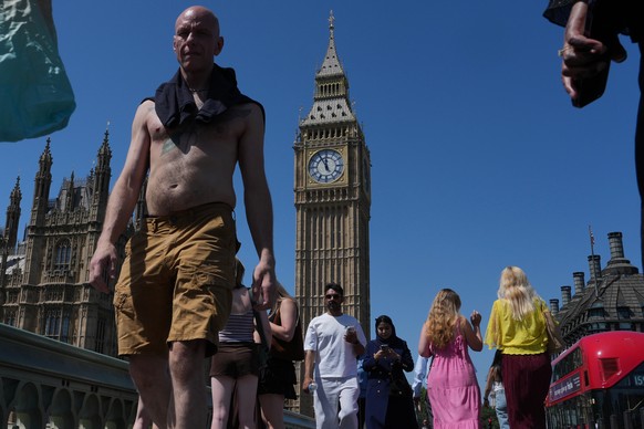 People walk outside the Palace of Westminster in London, Tuesday, May 26, 2026. (AP Photo/Kin Cheung)
APTOPIX Britain Extreme Weather Heat