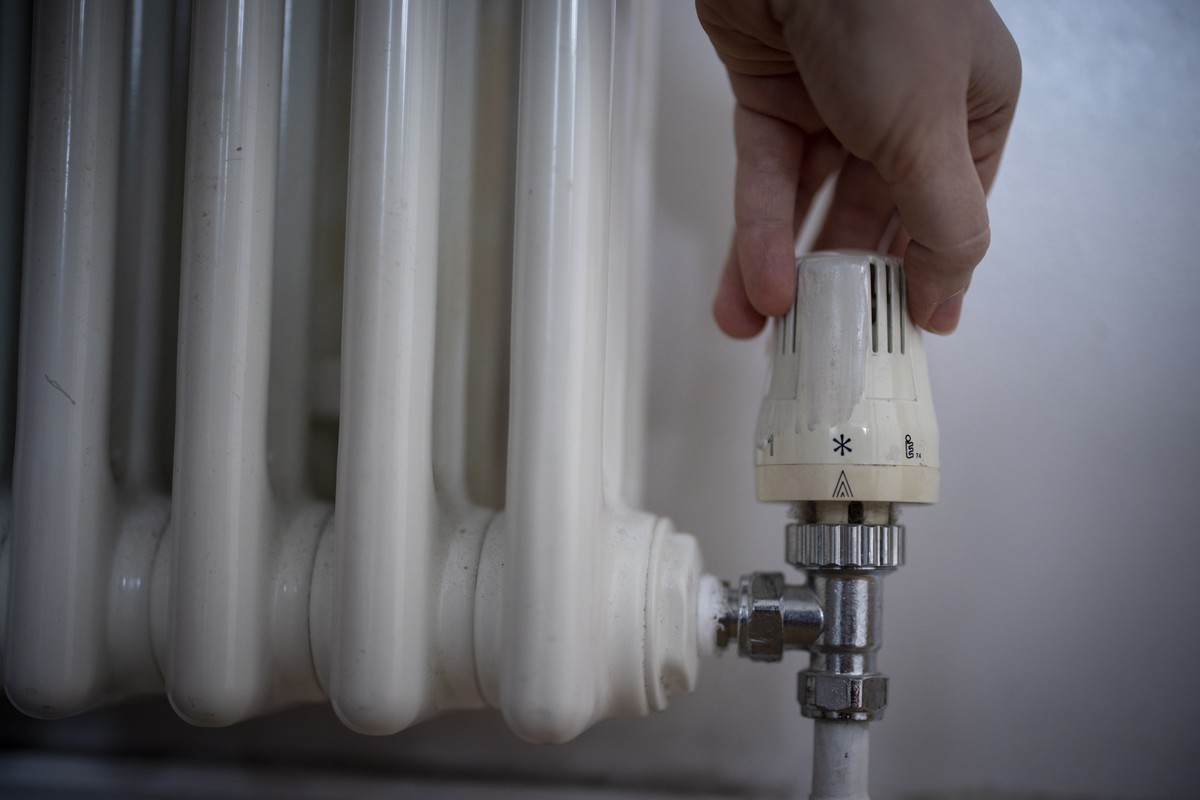 epa10381594 A central heating radiator dial at a home in London, Britain, 29 December 2022. Britain's major energy suppliers will increase their electricity unit prices from 01 January 2023 in li ...