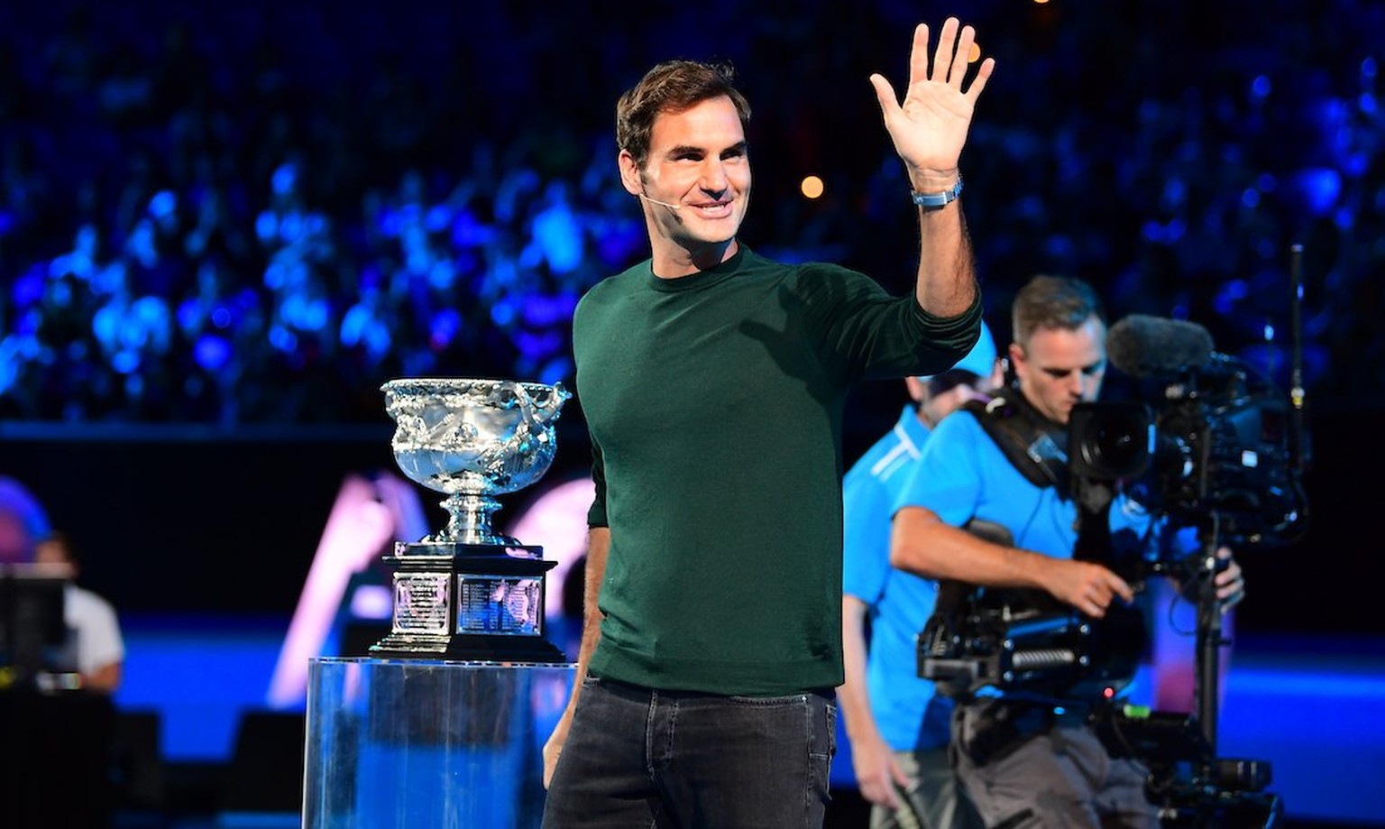 Vor der Auslosung brachte Roger Federer die Australian-Open-Trophäe in die Margaret-Court-Arena.