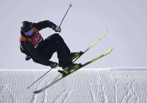 epa06537817 Andri Ragettli of Switzerland in action during the Men&#039;s Freestyle Skiing Ski Slopestyle competition at the Bokwang Phoenix Park during the PyeongChang 2018 Olympic Games, South Korea ...