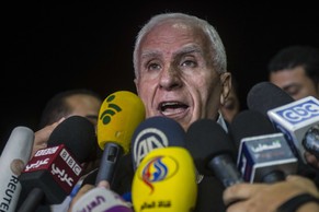 Assam al-Ahmed, Leiter der palästinensischen Delegationin Kairo, äussert sich vor den Medien zur Verlängerung der Waffenruhe um fünf Tage.