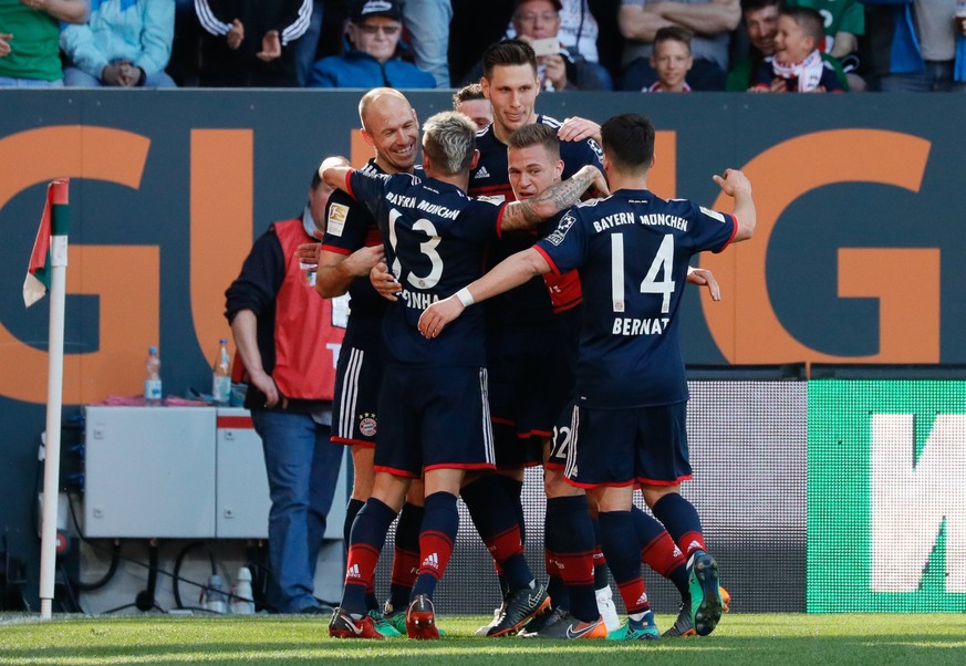 epa06652450 Bayern&#039;s Arjen Robben (L) celebrates scoring the 3-1 lead during the German Bundesliga soccer match between FC Augsburg and FC Bayern Munich in Augsburg, Germany, 07 April 2018. EPA/D ...