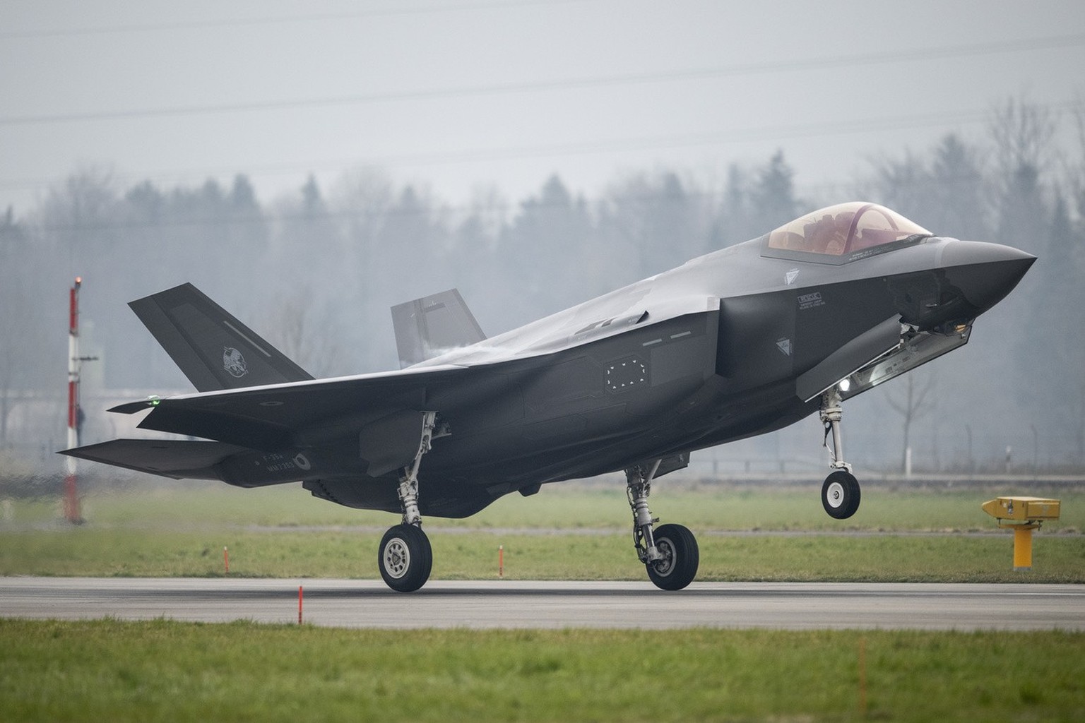 Ein F-35A Kampfflugzeug fuer die Schweizer Armee landet auf dem Militaerflugplatz Emmen, am Freitag, 18. Maerz 2022. (KEYSTONE/Ennio Leanza)