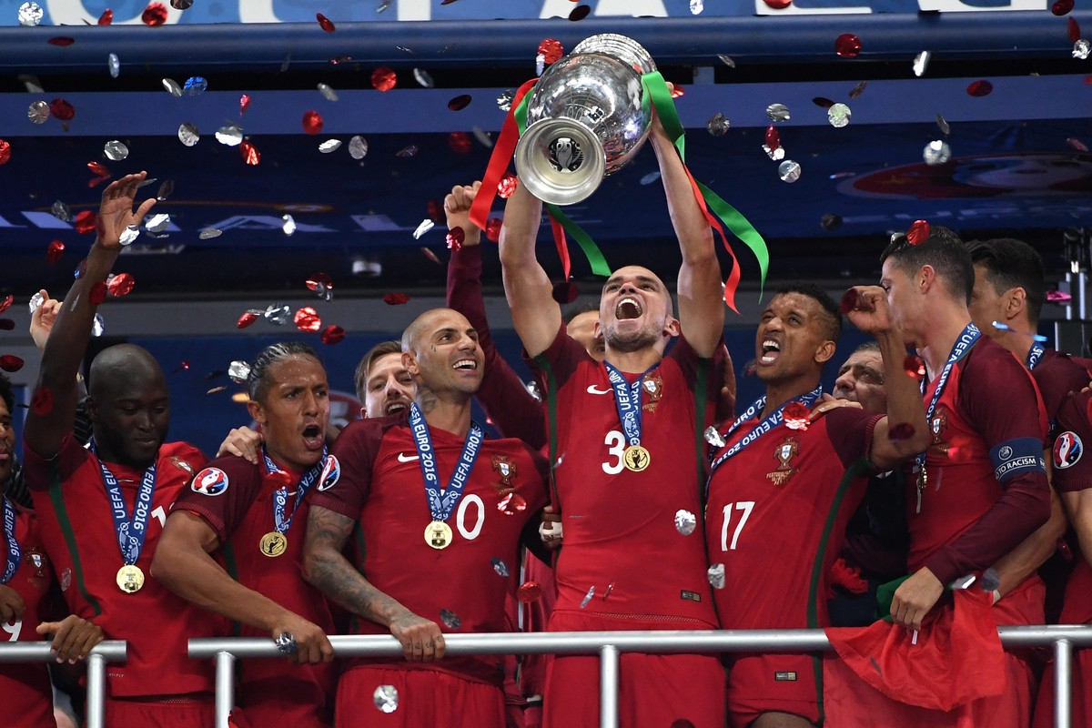 epa05419715 Pepe (C) of Portugal lifts the trophy after winning the UEFA EURO 2016 Final match against France at Stade de France in Saint-Denis, France, 10 July 2016. 


(RESTRICTIONS APPLY: For ed ...