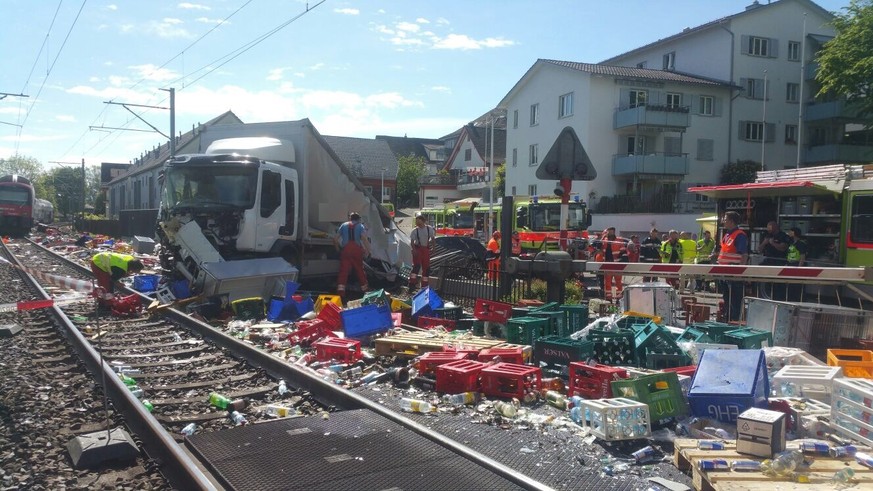 Zug rammt Lastwagen in Horgen.