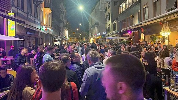Massen in London und Cider-Man William: Diese Bilder zeigen den Pubs-Restart in England
An alle, die jetzt über die Londoner herziehen....so sah es am ersten Wochenende in Basel aus, nachdem Pubs und  ...