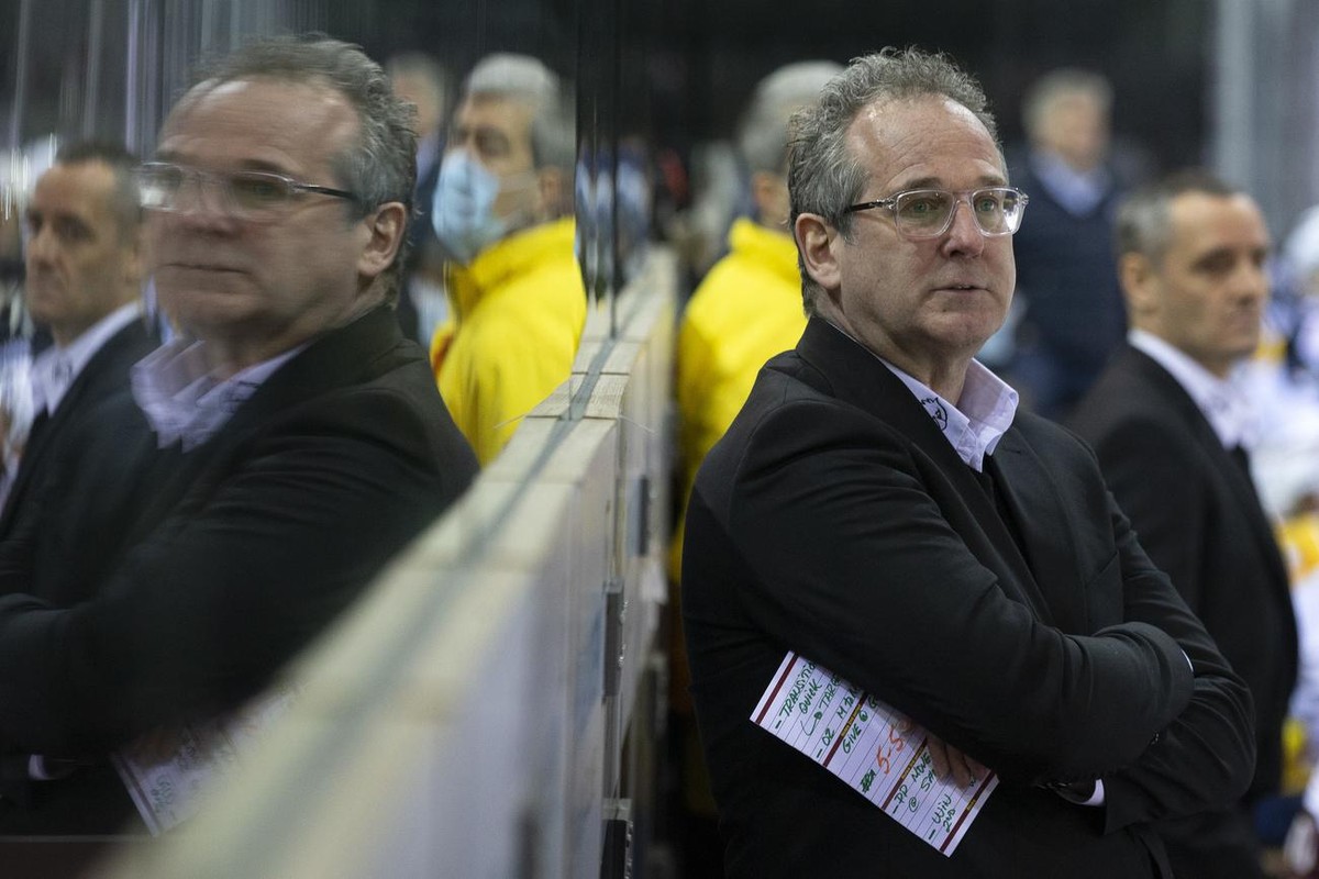 Geneve-Servette's Head coach Patrick Emond looks the game, during a National League regular season game of the Swiss Championship between Geneve-Servette HC and HC Ambri-Piotta, at the ice stadiu ...