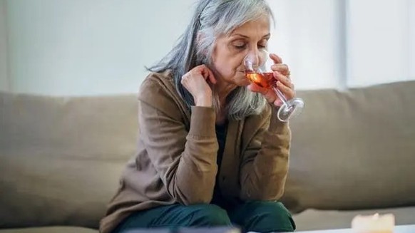 Alkoholsüchtige spüren einen kaum zu widerstehende Drang, Alkohol zu trinken. Semaglutid könnte dieses Verlangen lindern.