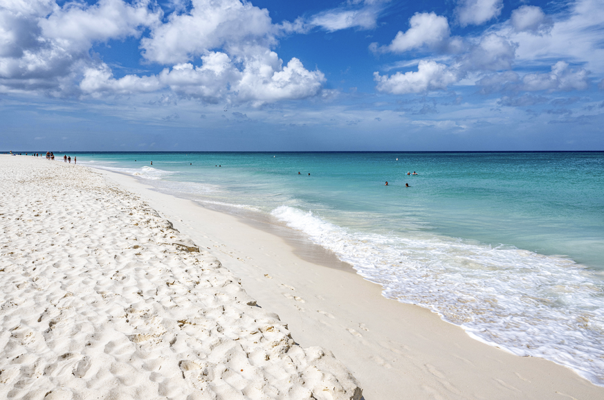 Endloser weisser Sand und türkisfarbenes Wasser.