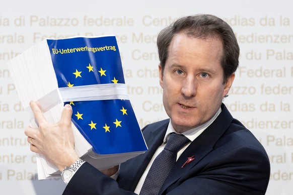 KEYPIX - Thomas Aeschi, Fraktionspraesident SVP Schweiz und Nationalrat SVP-ZG, praesentiert das ausgedruckte EU-Vertragspaket mit dem Titel &quot;EU-Unterwerfungsvertrag&quot;, waehrend einer Medienk ...