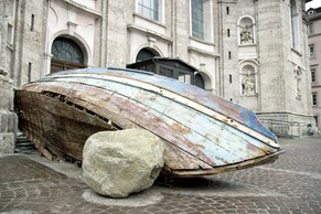 Kunstinstallation, die auf das Schicksal der Flüchtlinge aufmerksam machen soll.