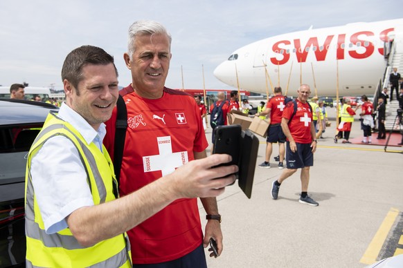 Die Spieler der Schweizer Nationalmannschaft werden nach ihrem Ausscheiden im Viertelfinal der Fussball Europameisterschaft 2020 am Flughafen in Zuerich empfangen, aufgenommen am Samstag, 3. Juli 2021 ...