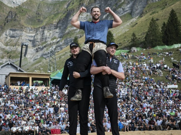 KEYPIX - Fabian Staudenmann gewinnt den Schlussgang gegen Lars Zaugg beim traditionellen Schwaegalp Schwinget, am Sonntag, 16. August 2026, auf der Schwaegalp in Hundwil. (KEYSTONE/Gian Ehrenzeller)