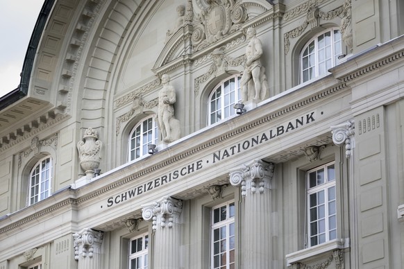 ARCHIVBILD ZUR MELDUNG, DASS DIE SNB DEN LEITZINS BEI -0,75 PROZENT LAESST --- The facade of the Swiss National Bank SNB at Bundesplatz in Berne, Switzerland, pictured on March 12, 2018. (KEYSTONE/Gae ...