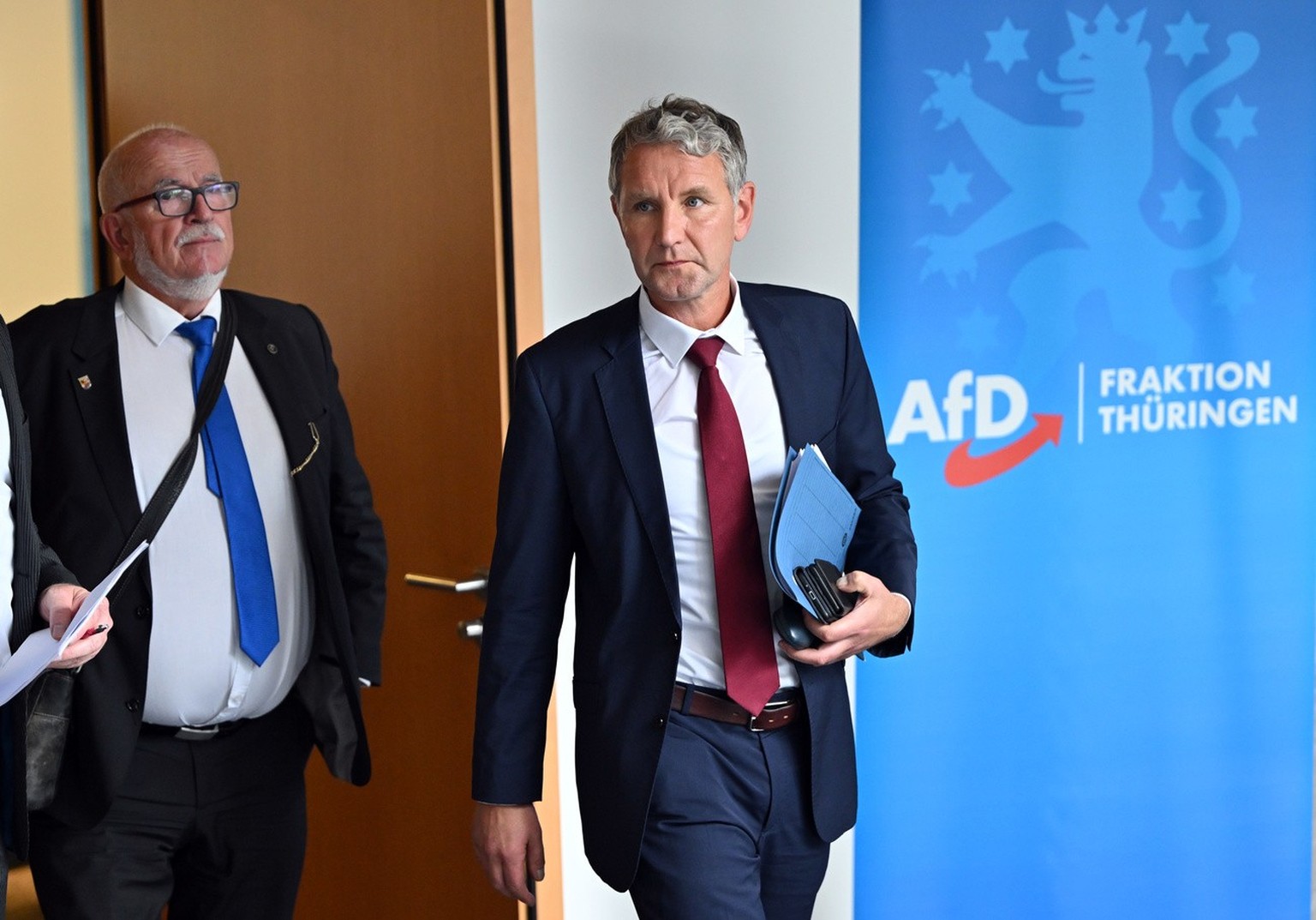 26.09.2024, Th�ringen, Erfurt: Bj�rn H�cke (r), AfD-Fraktionschef, und J�rgen Treutler (l), AfD-Abgeordneter und Alterspr�sident, w�hrend der konstituierenden Sitzung des Landtags. Am 1. September wur ...