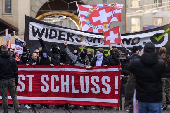 Demonstranten protestieren gegen die Massnahmen im Zusammenhang mit dem Coronavirus, am Samstag, 22. Januar 2022 in Bern. (KEYSTONE/Anthony Anex)