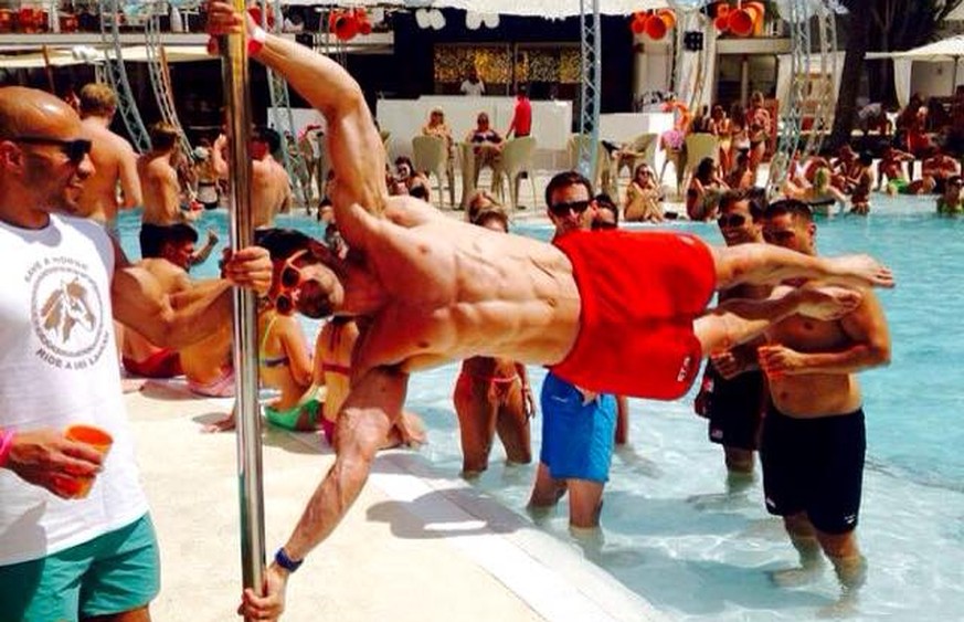 Facebook-Foto von David Jackson: Der Sportler zeigt die Human Flag am Pool.