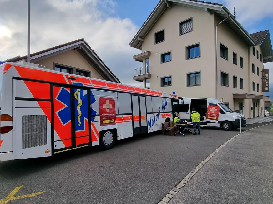 Der Impfbus vor der Gemeindeverwaltung in Steinerberg SZ.