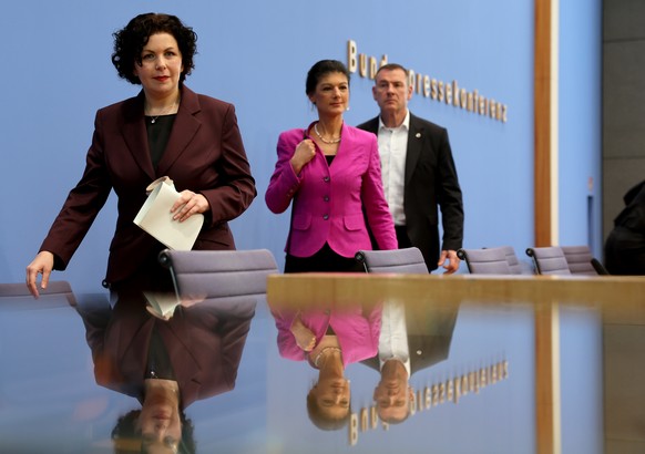 dpatopbilder - 24.02.2025, Berlin: Sahra Wagenknecht (M), Spitzenkandidatin und Parteivorsitzende vom B�ndnis Sahra Wagenknecht (BSW), und Amira Mohamed Ali (l), Parteivorsitzende des BSW, verlassen i ...