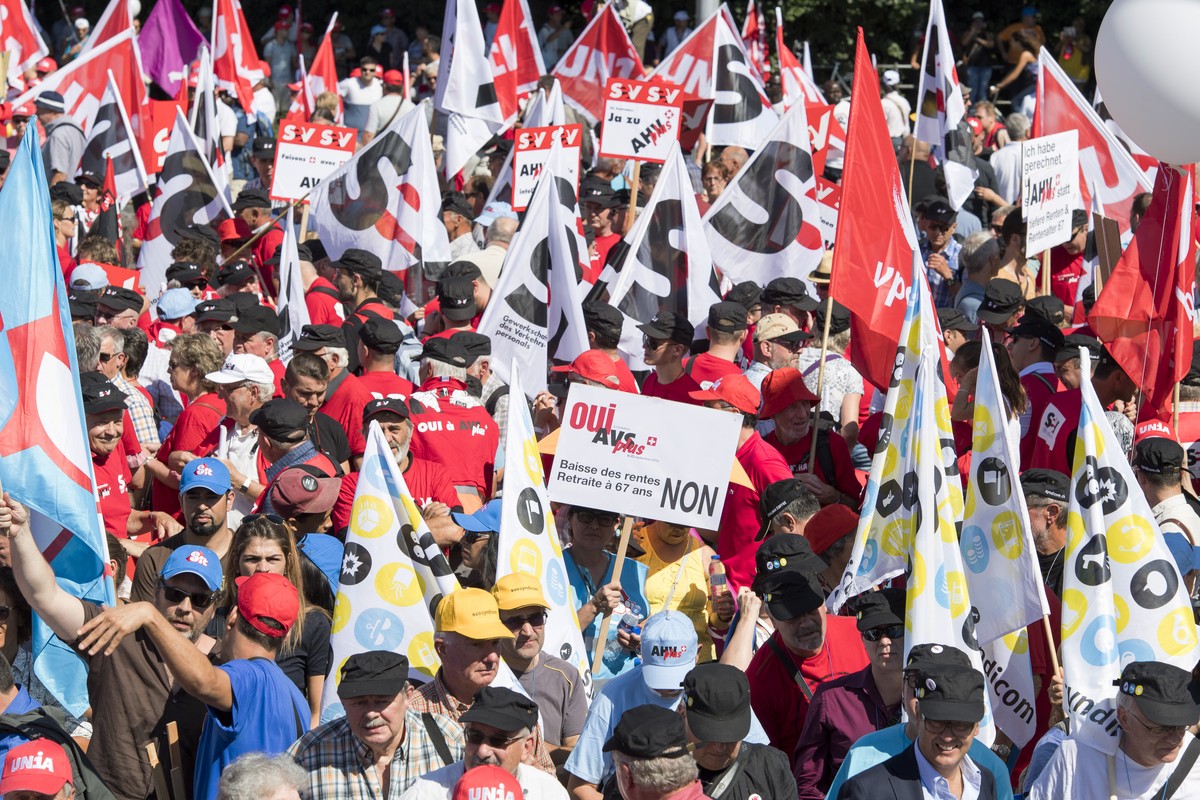 Zahlreiche Personen protestieren gegen Rentenabbau, die Anhebung des Rentenalters auf 67 Jahre und fuer eine starke AHV, am Samstag, 10. September 2016, in Bern. Organisatorin der bewilligten Kundgebu ...