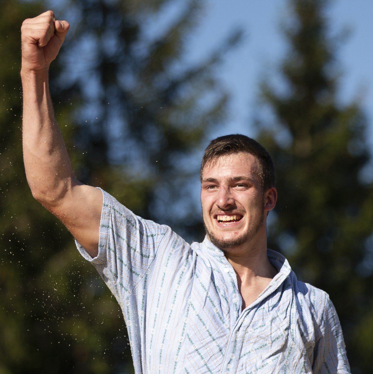 Damian Ott jubelt nach seinem Sieg im Schlussgang gegen Samuel Giger, beim Schwarzsee Schwingfest, am Sonntag, 5. September 2021 in Schwarzsee. (KEYSTONE/Peter Klaunzer) .