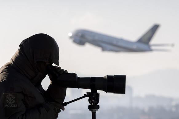 Praezisionsschuetzen der Kantonspolizei Zuerich ueberwachen den Flughafen Zuerich am World Economic Forum (WEF), aufgenommen am Montag, 20. Januar 2020. (KEYSTONE/Ennio Leanza)