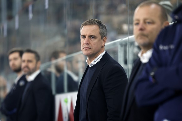 Zugs Cheftrainer Dan Tangnes im Eishockey Meisterschaftsspiel der National League zwischen EHC Biel und EV Zug, am Freitag, 18. November 2022, in der Tissot Arena in Biel. (KEYSTONE/Peter Klaunzer)