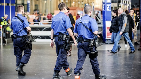 ARCHIVBILD ZUR MK DES BUNDESRATES ZUR TERRORISMUSBEKAEMPFUNG, AM FREITAG, 14. SEPTEMBER 2018 - Polizisten der Kantonspolizei Zuerich patroullieren im Hauptbahnhof Zuerich, am 15. November 2015. Nach d ...