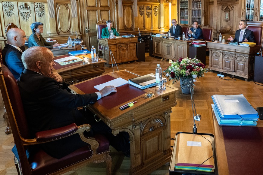 Bundesrat Alain Berset, Bundesrat Ueli Maurer, Bundesraetin Simonetta Sommaruga, Bundesraetin Viola Amherd, Vizekanzler Viktor Rossi, Bundeskanzler Walter Thurnherr und Bundespraesident Ignazio Cassis ...