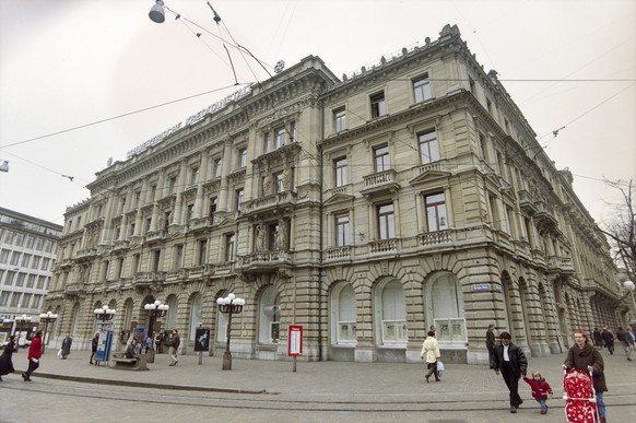 Die Schweizerische Kreditanstalt (heutige Credit Suisse) am Paradeplatz in Zürich, aufgenommen im Jahr 1996.