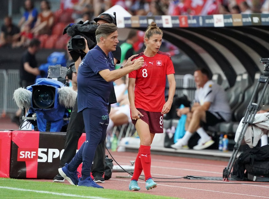 Foto Manuel Geisser 30.06.2022 Laenderspiel Frauen Schweiz-England. Bild : Nils Nielsen Trainer - Sandy Maendly SUI Aktion *** Photo Manuel Geisser 30 06 2022 country match women Switzerland England p ...