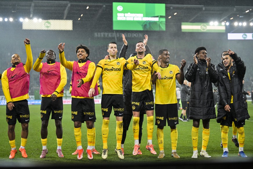 KEYPIX - YB jubelt vor den Fans im Fussball Meisterschaftsspiel der Swiss Super League zwischen dem FC St. Gallen (SG) und den BSC Young Boys (YB), am Sonntag, 9. November 2025, im kybunpark in St. Ga ...