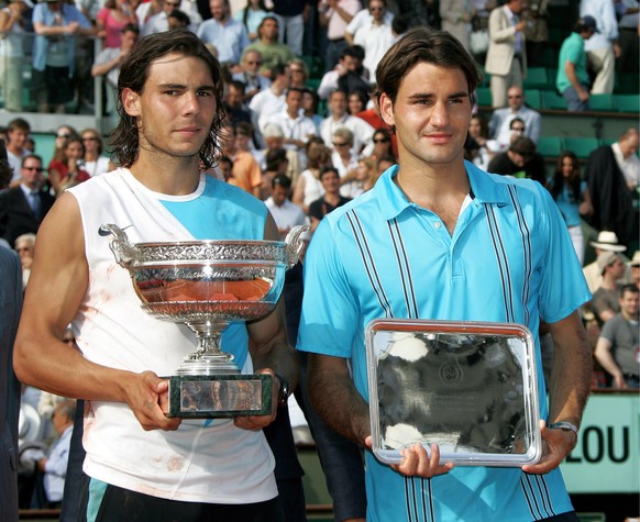 ZUM MAENNER-FINAL AN DEN AUSTRALIAN OPEN 2017 ZWISCHEN ROGER FEDERER UND RAFAEL NADALSTELLEN WIR IHNEN FOLGENDES BILDMATERIAL ZUR VERFUEGUNG - epa01034930 Rafael Nadal from Spain and Swiss Roger Feder ...