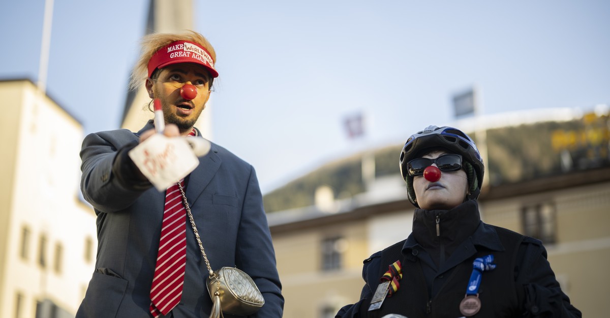 Demonstrierende-blockieren-Strasse-nach-WEF-Austragungsort-Davos