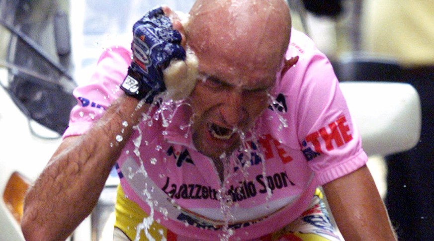 Pantani in der Maglia Rosa des Giro-Leaders 1999. Zwei Tage nach dieser Aufnahme wird er aus dem Rennen ausgeschlossen.