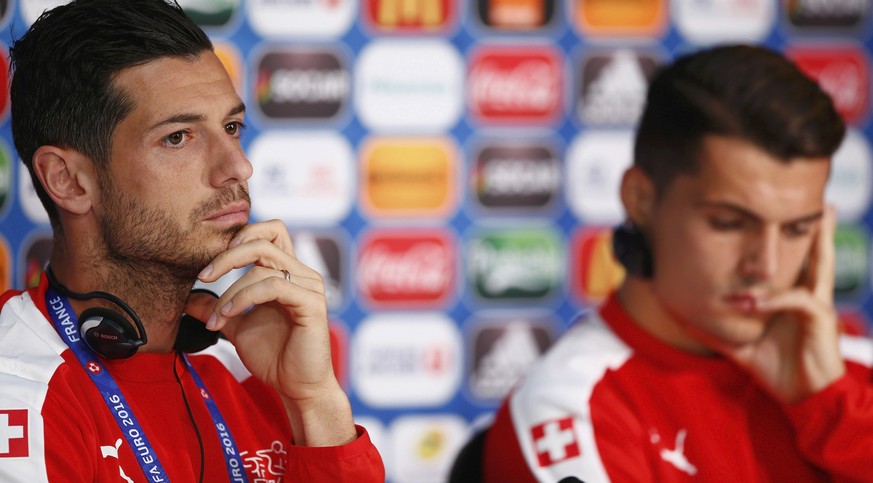 Blerim Dzemaili (l.) und Granit Xhaka an der Pressekonferenz: Hoffentlich fallen sie nicht vom Stuhl.