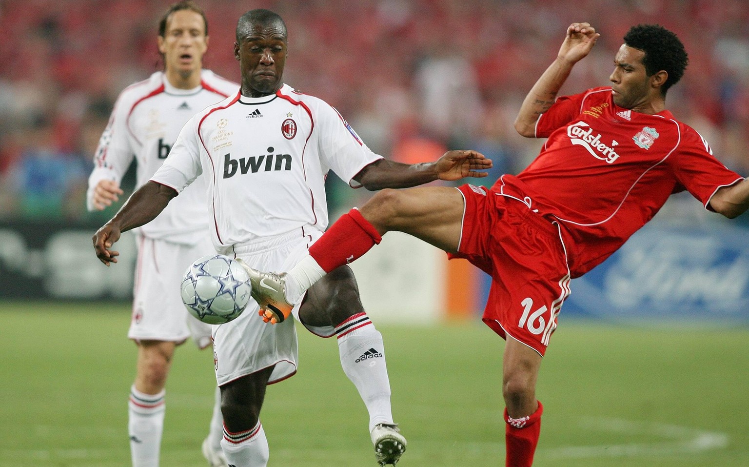 Bildnummer: 02861213 Datum: 23.05.2007 Copyright: imago/Ulmer
Clarence Seedorf (AC Mailand, li.) gegen Jermaine Pennant (Liverpool) - PUBLICATIONxNOTxINxITA; Vdig, quer, Zweikampf, Ball, Champions Le ...