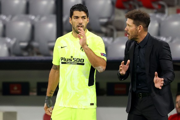 epa08763599 Diego Simeone (R), head coach of Atletico Madrid, talks to player Luis Suarez during the UEFA Champions League Group A stage match between FC Bayern Munich and Atletico Madrid at Allianz A ...