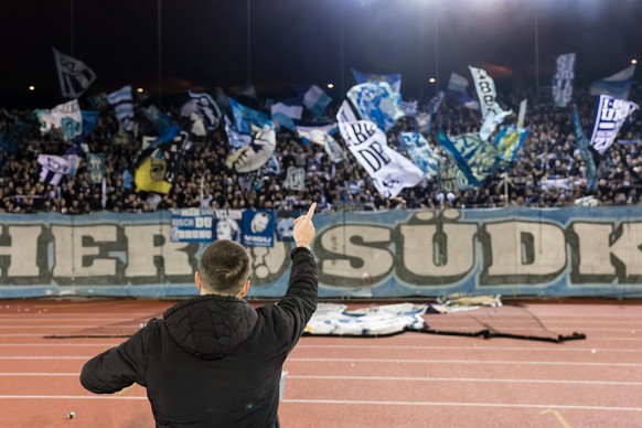 Antonio Marchesano wird von der Suedkurve verabschiedet nach dem Fussball Meisterschaftsspiel der Swiss Super League zwischen dem FC Zuerich, FCZ, und Yverdon Sport FC, YS, am Samstag, 22. Februar 202 ...