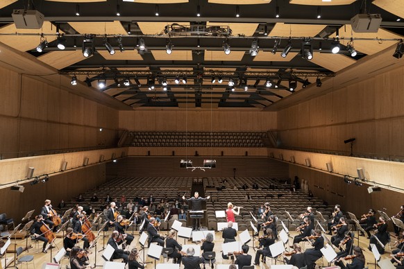 Das Tonhalle-Orchester unter der Leitung von Lionel Bringuier spielt das erste Konzert seit der Lockerung des Corona Massnahmen, die 50 Zuschauer erlauben, am Donnerstag, 22. April 2021, in der Tonhal ...