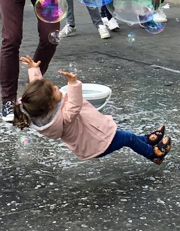 Faildienstag: Mändchen fällt beim Seifenblasenblasen um