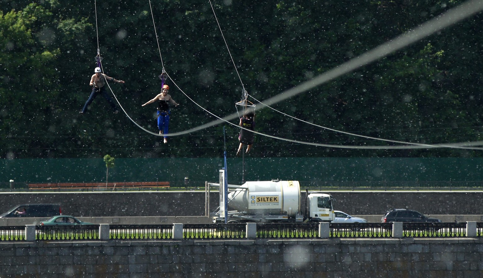 Die beiden Ukrainer wollen die längste Distanz überwinden, die je ein Mensch geschafft hat, der mit Piercings am Stahlseil hing.