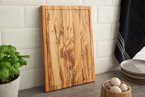 Küchenschneidebrett Olivenholz 
https://calisso.de/products/schneidebrett-olive