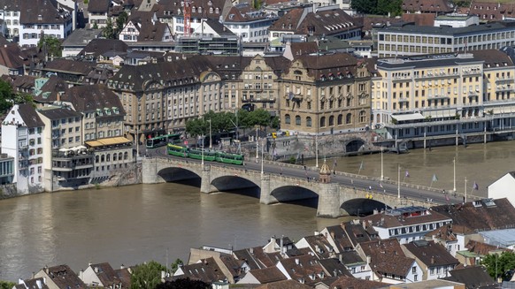 Aussicht auf die Stadt mit der Mittleren Bruecke vom Roche Buerohochhaus Bau 2 aus gesehen, in Basel, am Freitag, 11. Juni 2021. (KEYSTONE/Georgios Kefalas)