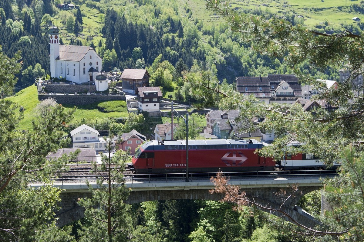Ein Personenzug der SBB faehrt ueber die Gotthard Bergstrecke, bei Wassen im Kanton Uri, am Samstag 21. Mai 2016. Wie es mit dem 15'003 Meter langen, 1882 eingeweihten, Eisenbahntunnel und der SB ...