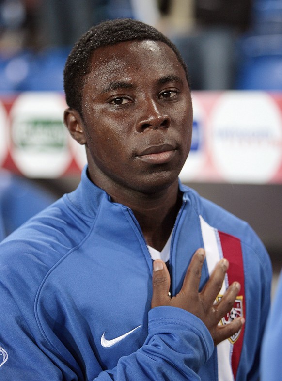 Der Amerikaner Freddy Adu beim Abhoeren der Nationalhymne, aufgenommen am Donnerstag, 18. Oktober 2007, beim Fussball Testspiel fuer die Euro 2008 zwischen der Schweiz und der USA im St. Jakob-Park in ...