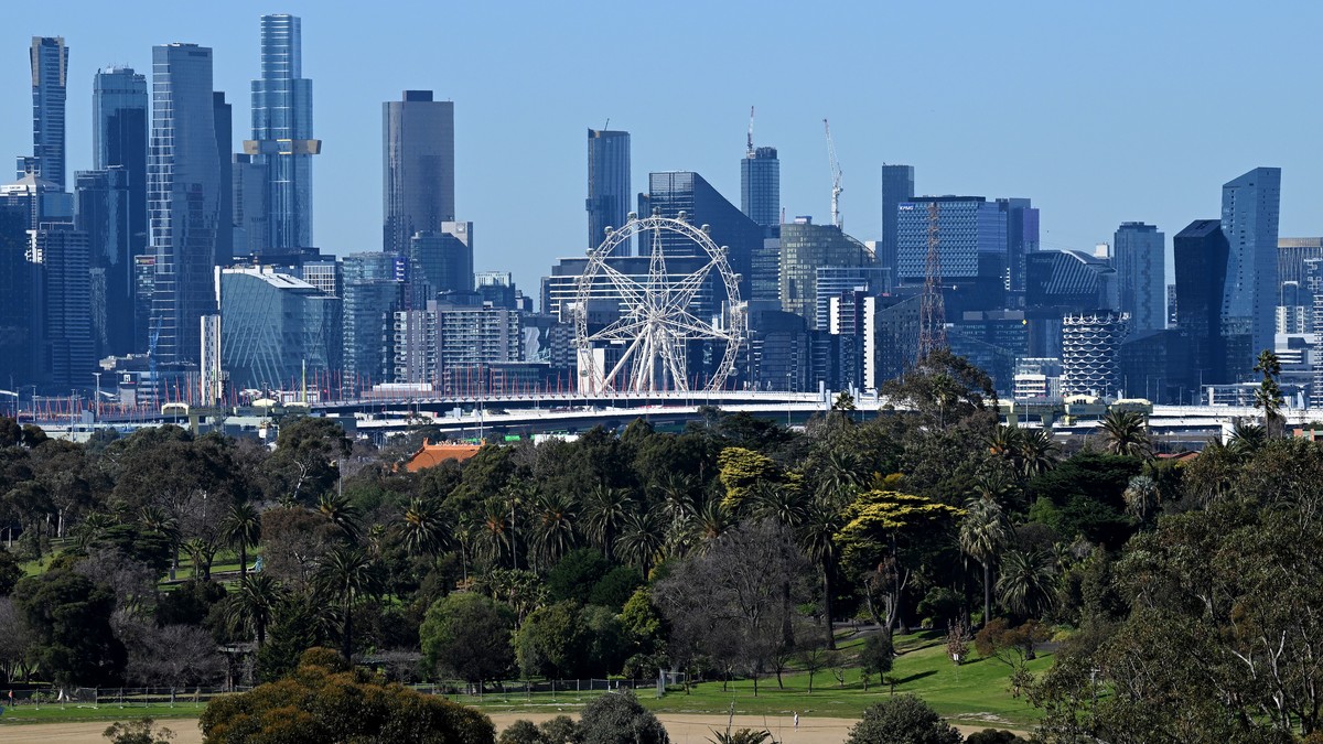 epa12293747 The Melbourne Star Observation Wheel and the city skyline in Melbourne, Victoria, Australia, 11 August 2025. The City of Melbourne will unveil plans to reopen the Melbourne Star Observatio ...