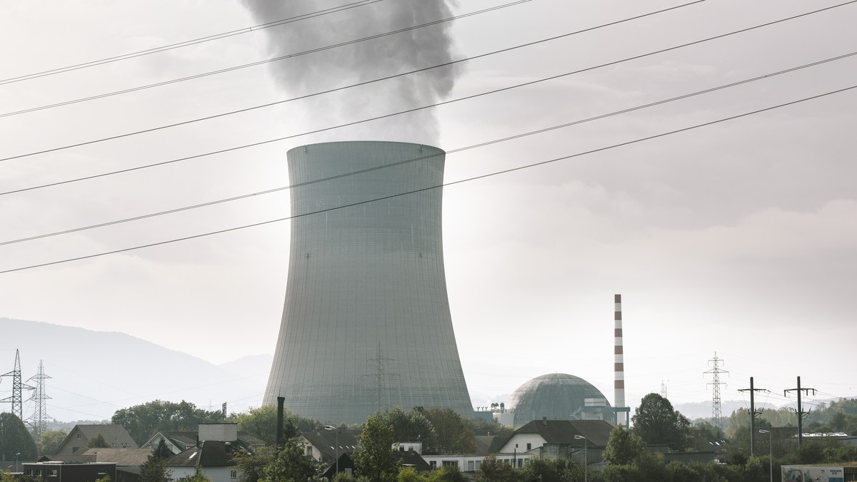 ZUR MELDUNG, DASS AKW AUCH WAEHREND IHRER STILLEGUNGSPHASE "GEFAEHRLICH" BLEIBEN, STELLEN WIR IHNEN FOLGENDES BILDMATERIAL ZUR VERFUEGUNG - Vapor exudes from the cooling tower of the Goesgen ...