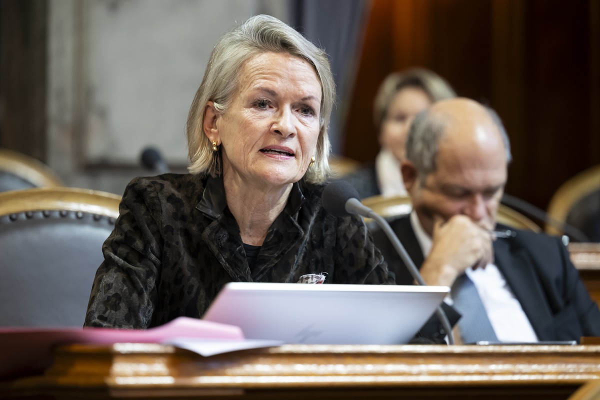 Staenderaetin Andrea Gmuer, Mitte-LU, links, spricht neben Staenderat Daniel Faessler, Mitte-AI, rechts, bei der Debatte um die Motion "Neue Ausschreibung fuer die UKW-Funkkonzessionen ab 1. Janu ...